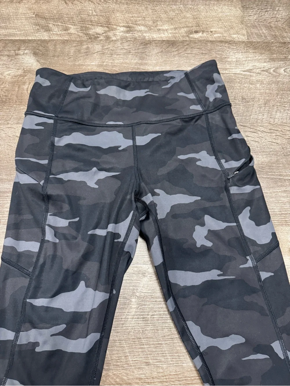 Athleta Camo Contender 7/8 Tight in Powerlift Size Small - Picture 3 of 9